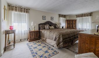 8 Carlson Cir, Boston, MA 02132