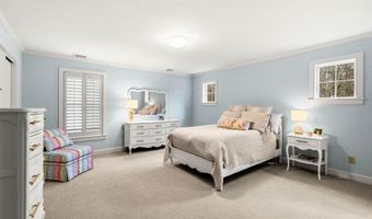 17 Canterbury Ln, Bedford, NH 03110