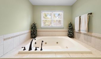 3 Renier Ct, Middletown, NJ 07748