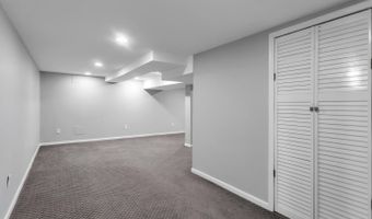 19 Stanley Ln, Middletown, NJ 07748
