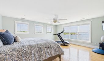 4 Clarkes Village Ln, Jamestown, RI 02835