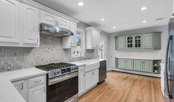 55 Drift Rd, Belford, NJ 07718