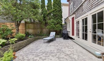 5 Tews Ct, Newport, RI 02840