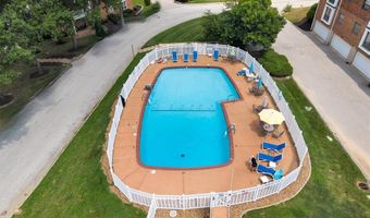 917 Claytonbrook Dr 1, Ballwin, MO 63011