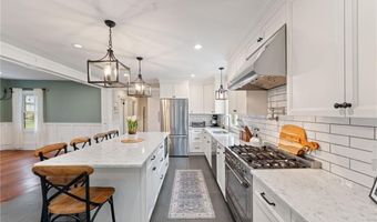 6 Knowlton Ct, Bristol, RI 02809