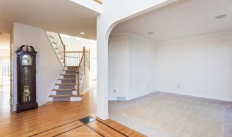 4 Hilander Dr, Albany, NY 12211