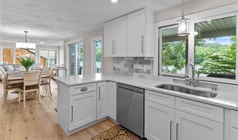 8 Woodsia Rd, Narragansett, RI 02874