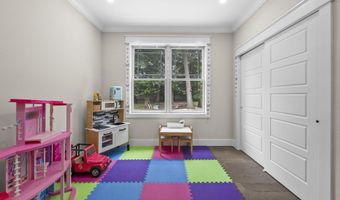 129 Magnolia Ln, Middletown, NJ 07748