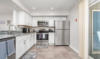 39 Manorwood Dr 39, Branford, CT 06405