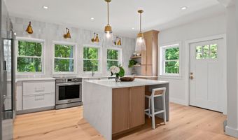8 Knight St, Falmouth, ME 04105