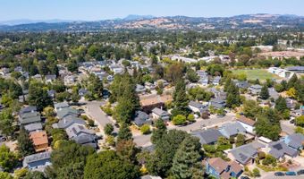 2318 S Hampton Cir, Santa Rosa, CA 95401