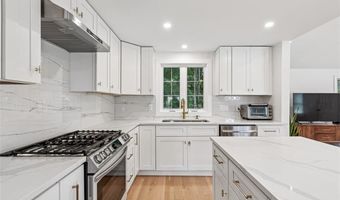 9 Country Pkwy, North Providence, RI 02911