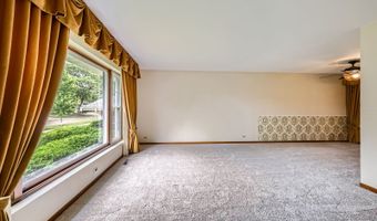 907 E Crabtree Dr, Arlington Heights, IL 60004