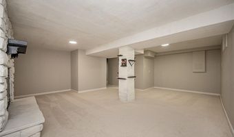 270 E Skyline Dr, Ballwin, MO 63011