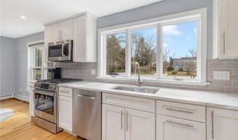 53 River Run Rd, Middletown, RI 02842