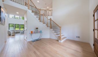 2 Buckingham Rd, Bayonne, NJ 07035