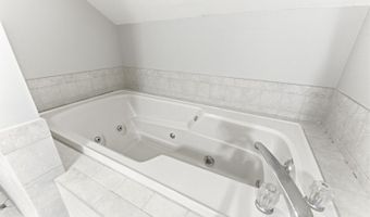 2 Falkenstein Dr 10, Alloway, NJ 07462