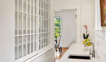 84 Rodman St, Narragansett, RI 02882