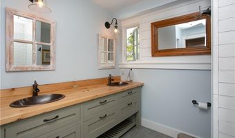 131 Eustis Ave, Newport, RI 02840