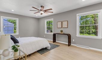 216 Hillsdale Dr, Ballwin, MO 63011