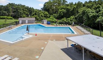 1009 Dutch Mill Dr, Ballwin, MO 63011