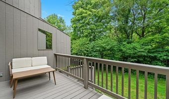 2208 Applewood Ct, Ann Arbor, MI 48103