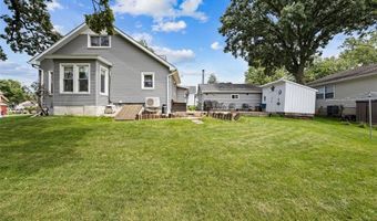 701 E 1st St, Anamosa, IA 52205