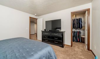 2726 E Sunburst Dr, Brandon, SD 57005