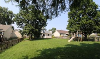 912 Oakwood Farms Ln, Ballwin, MO 63021