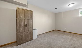 149 Country Club Ct, Anamosa, IA 52205