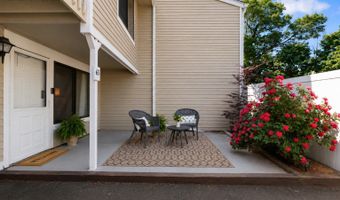 65 Peddlars Dr 65, Branford, CT 06405