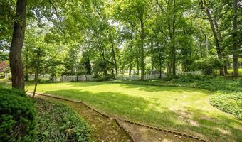 425 Kenilworth Ln, Ballwin, MO 63011