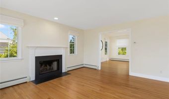 220 Island Dr, Middletown, RI 02842