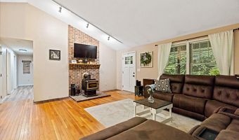 279 Dunn Rd, Belgrade, ME 04917