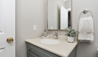 1 Stoneridge Dr, Albany, NY 12211