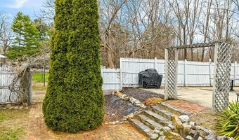 585 Riverside Dr, Augusta, ME 04330