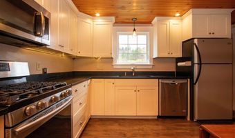 391 Bimson Dr, Barnet, VT 05821