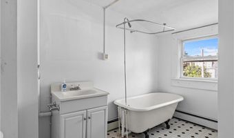 7 Caswell Ave, Newport, RI 02840