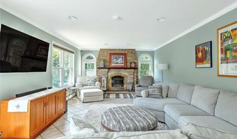 102 Cranberry Ter, Cranston, RI 02921