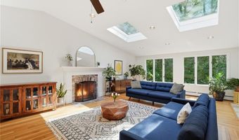 24 Wildflower Rd, Barrington, RI 02806