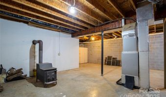 400 Three Dog Mountain Rd, Bakersville, NC 28705