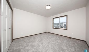 2425 E Caolinn Pl, Brandon, SD 57005