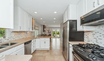 18 W Appletree Ln, Arlington Heights, IL 60004
