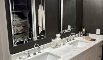 704 Elmwood Pt, Aurora, OH 44202
