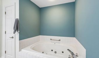 838 Lynnhaven Ln, Akron, OH 44313