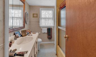 78 Nautilus St, Beachwood, NJ 08722