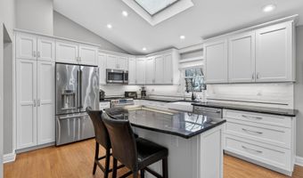 41 Montclair Ave, Airmont, NY 10952