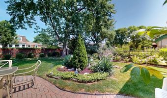 1608 E Crabtree Dr, Arlington Heights, IL 60004