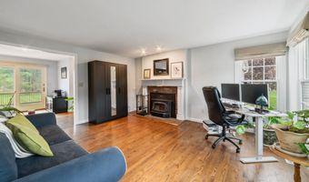 27 S Pond Cir, Cheshire, CT 06410