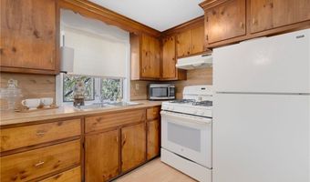 45 E St, Bristol, RI 02809
